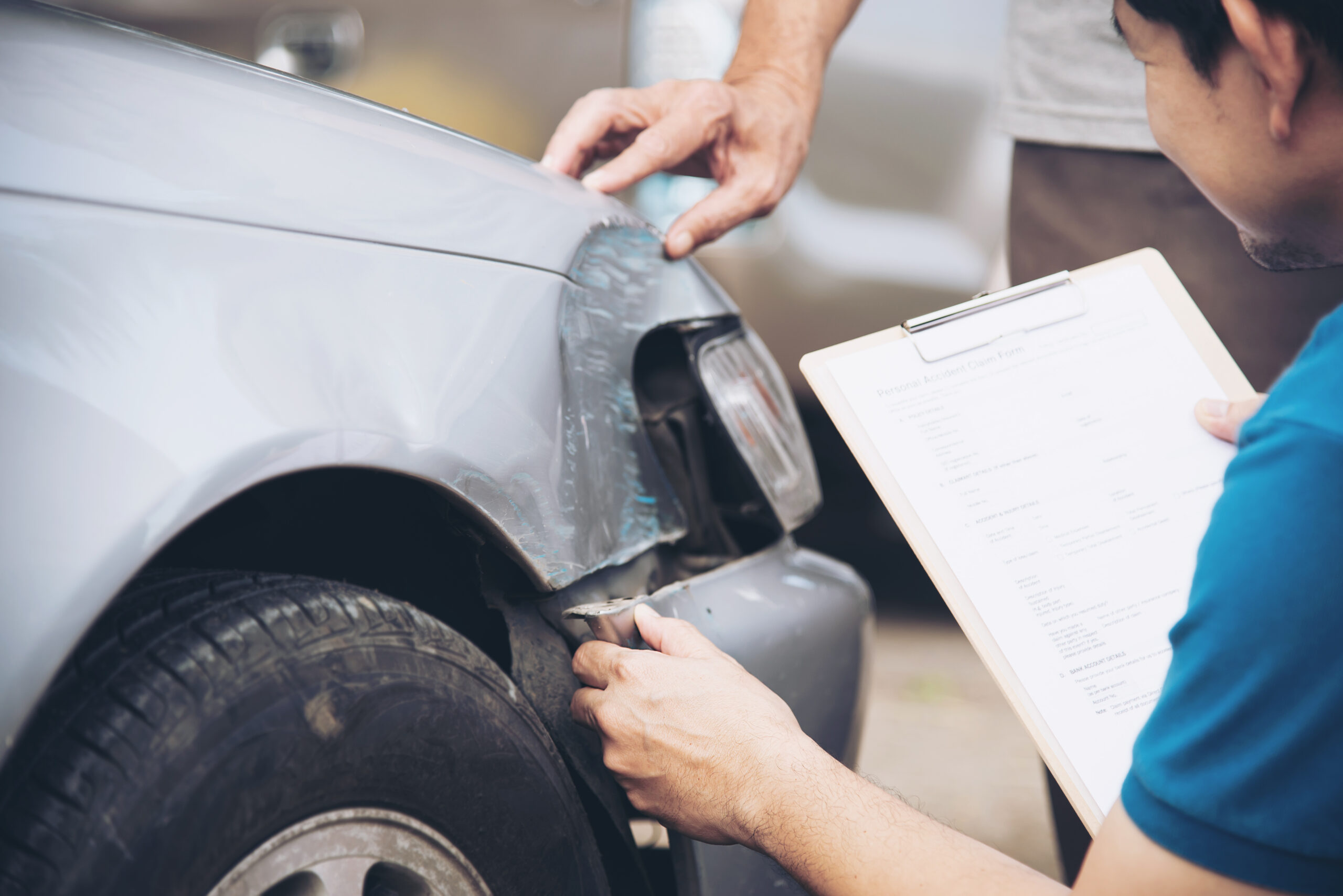 insurance-agent-working-site-car-accident-claim-process-people-car-insurance-claim-3-scaled.